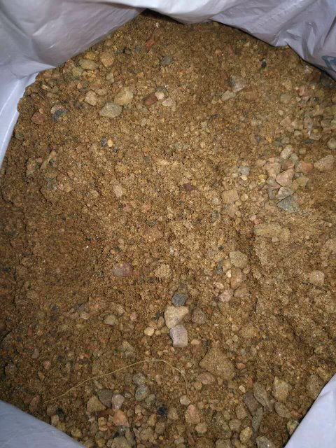 这是种植多肉用的河沙吗 种多肉和泥炭土混合是留下大的和石子一样的沙粒,还是留下除去大的之后剩粗沙啊 
