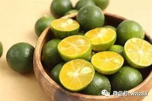 夏日冰饮 教你如何做一杯金桔百香果茶 